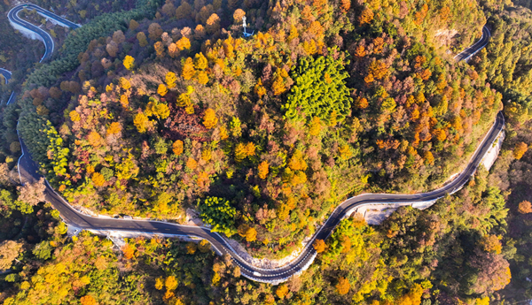 Siming Mountain tinged with winter color