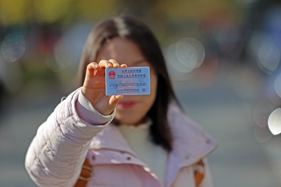 New ID card marks milestone in permanent residency for foreigners in Zhejiang