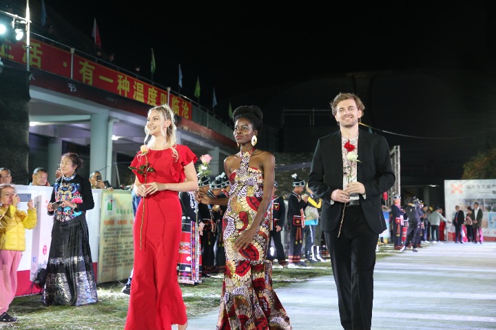 Artists hold Yunnan roses at 10th Asia Microfilm Art Festival