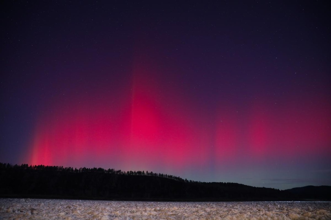 Nature's light show draws tourists to North China