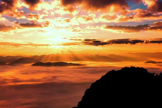 Mesmerizing sea of clouds at Pu’er Mountain