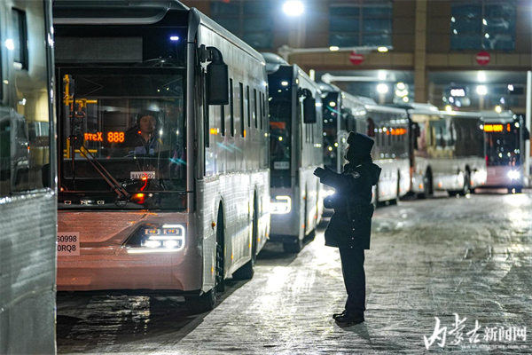 Buses exported to Mongolia pass customs clearance at Ereenhot port