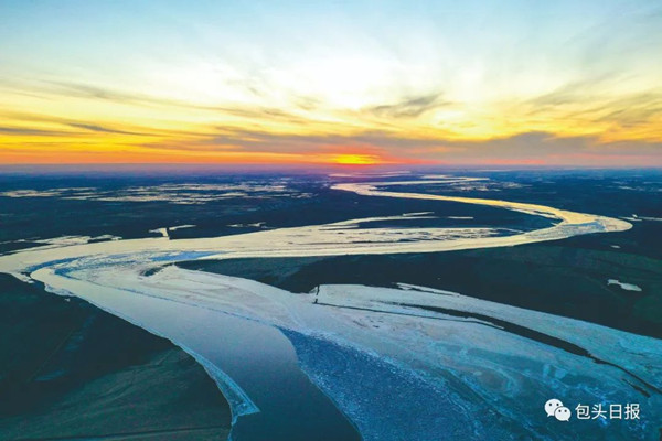 Winter joy arrives as Yellow River's Baotou section freezes