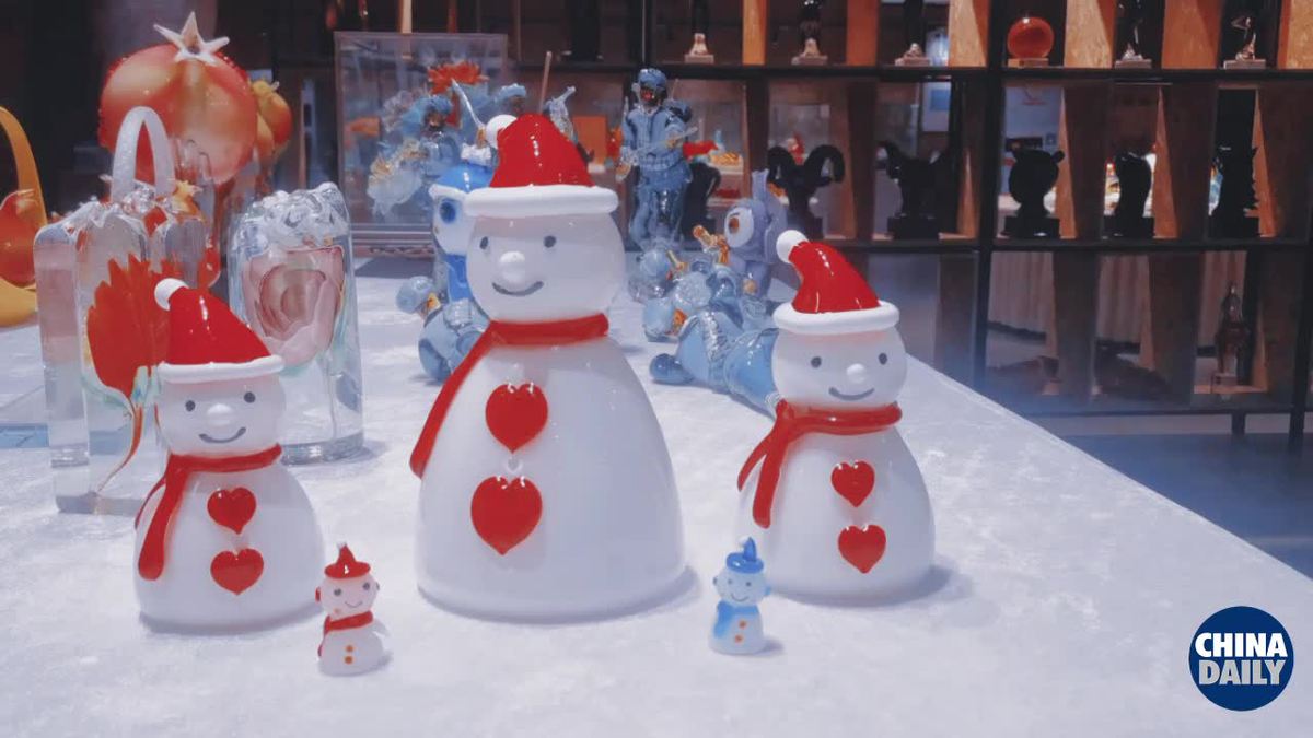 Shandong artists craft winter-themed glass art for Harbin tourism