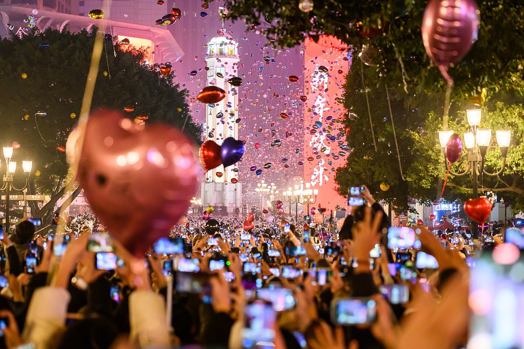 China's consumption market booms during New Year holiday