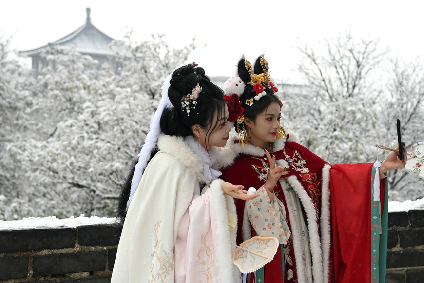 People enjoy snow scenery in Xi'an, NW China's Shaanxi