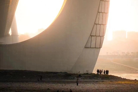 Discover the mesmerizing visual effects of Chongqing's unique bridge tower