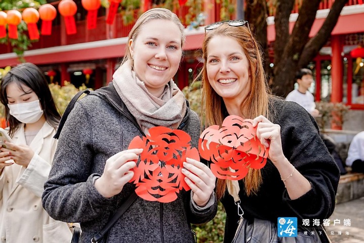 People enjoy the art of paper cutting in Zhuhai