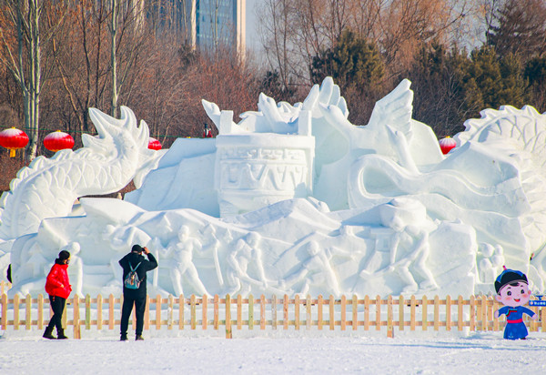 2024年1月11日，游人在呼和浩特市第四届冰雪运动季呼和浩特市干部职工冰雪趣味运动会活动现场设置的雪雕前打卡拍照。20240111-A01I0637_副本.jpg