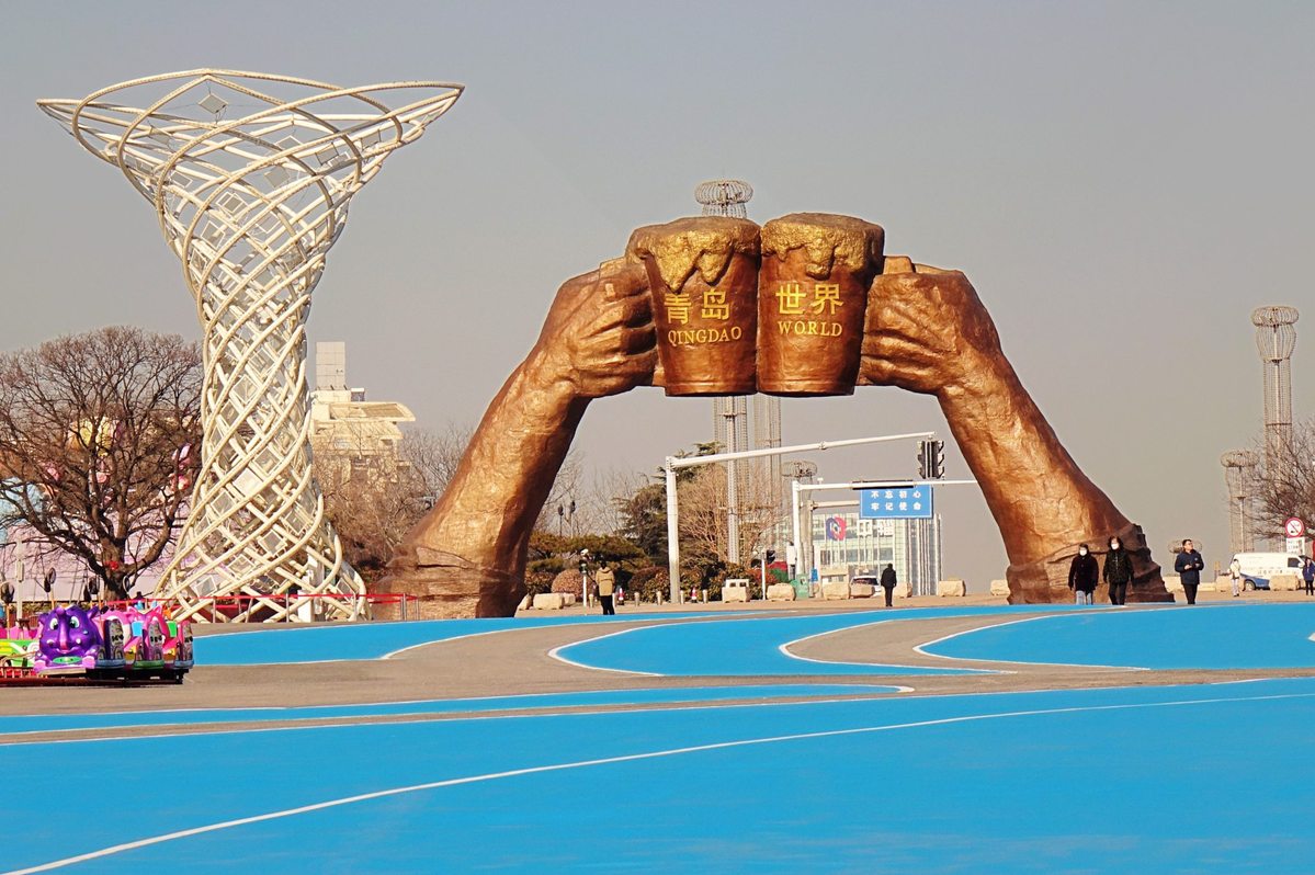 In pics: Dazzling decorations of Golden Beach Beer City in Qingdao