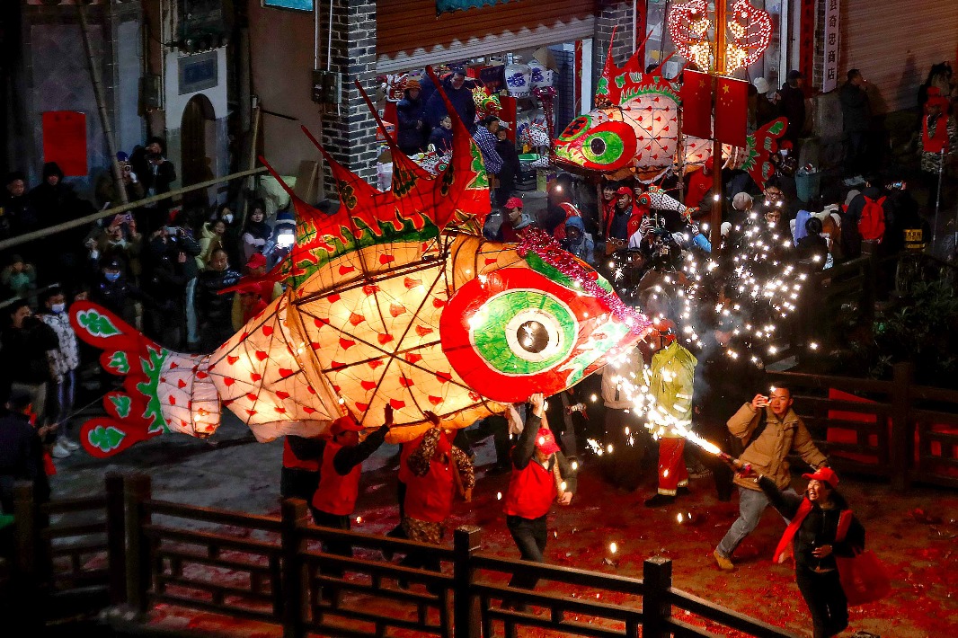 Fish lanterns benefit village in Anhui