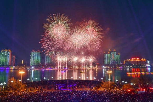 Thousands of river lanterns floated down Songhua River, Jilin