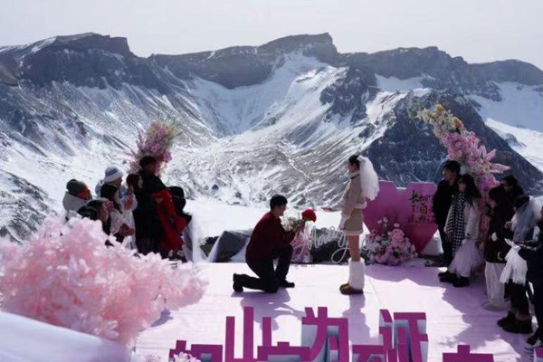 50 young couples declare their love atop Changbai Mountain