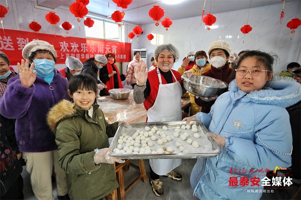 Traditional treat, game light up Lantern Festival in Tai'an