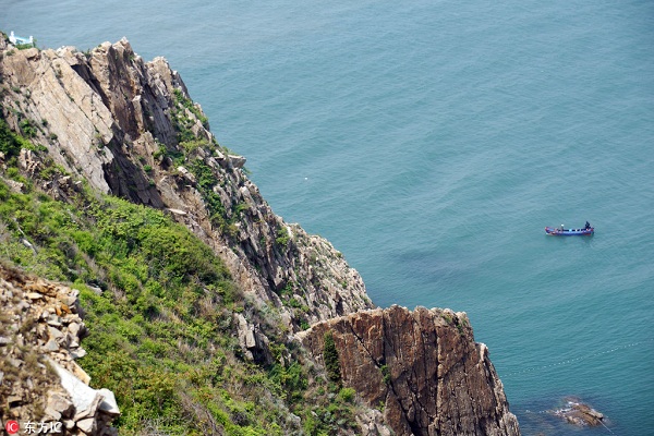 2018年5月28日，辽宁大连，在风景怡人的大连旅顺老铁山，黄渤海分界线泾渭分明，海天一色。.jpg