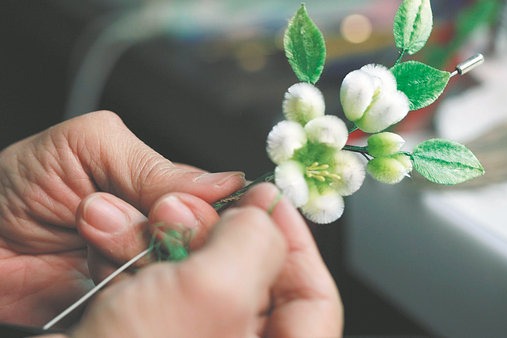 Eternal blossoms made with silk and wire