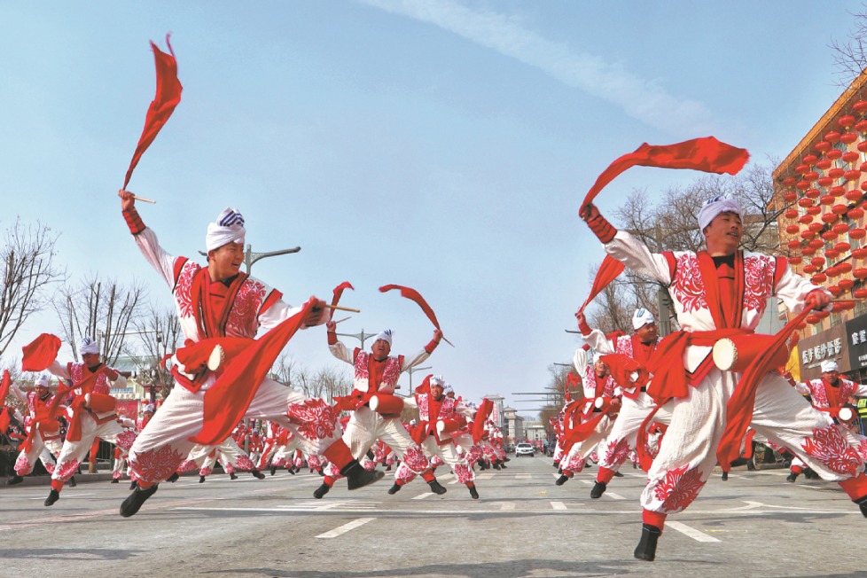 Crowds flock to folk dance shows