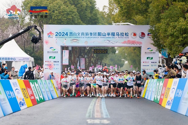 Peach flowers in full bloom, marathon in full swing