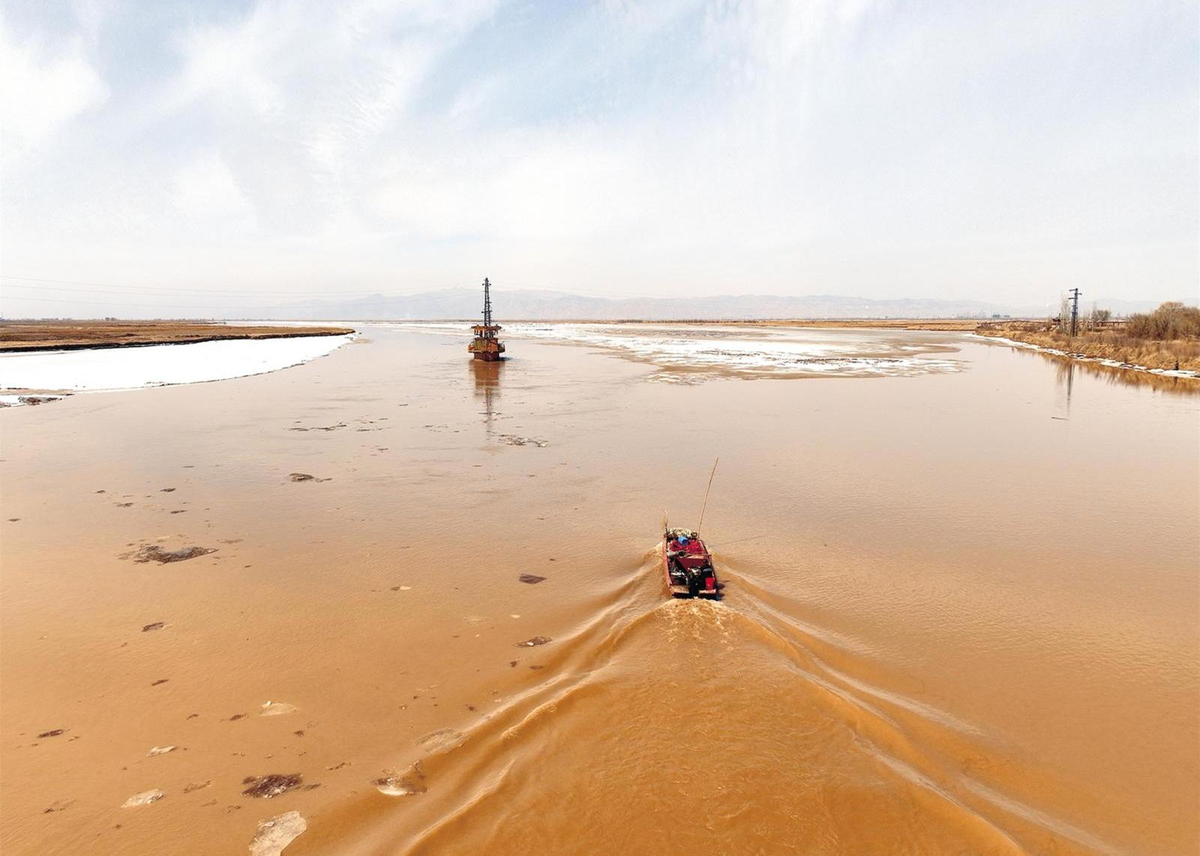 Frozen Baotou section of Yellow River completely thaws