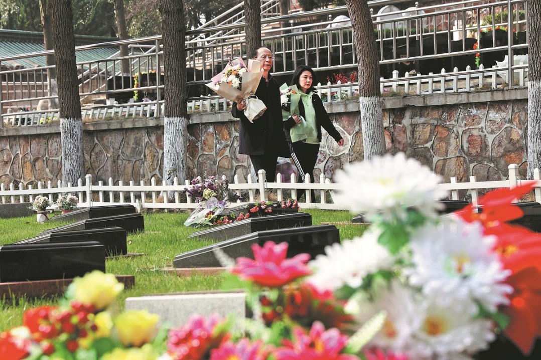 Chinese going online for tomb sweeping