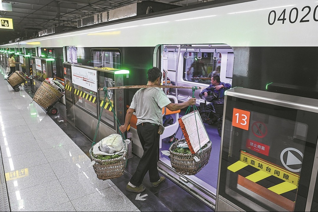 Chongqing lets farmers carry large baskets to market on subway line