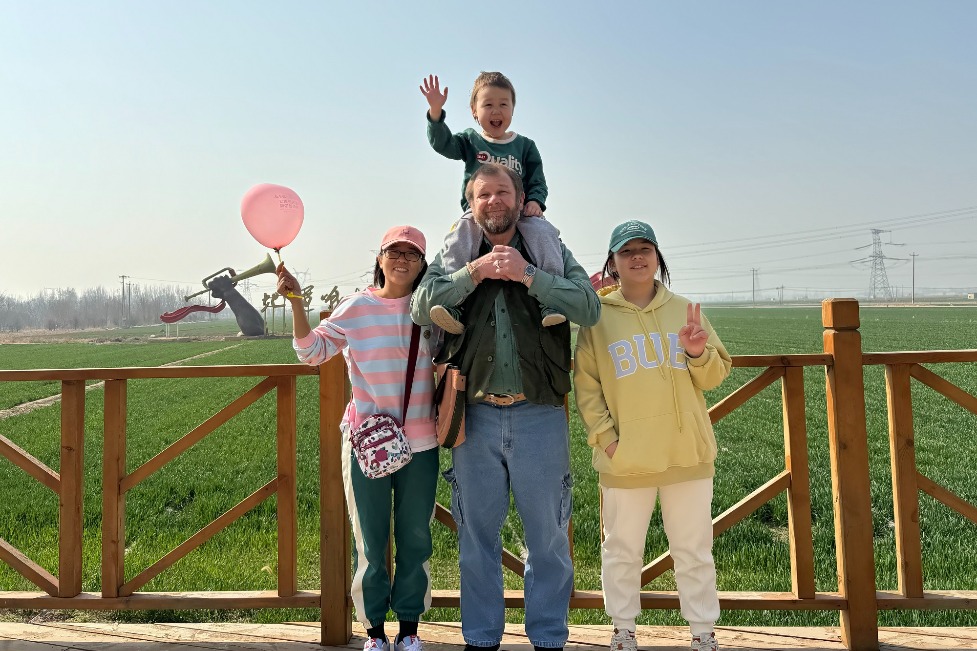 ​English teacher enjoys Hebei countryside on his bike