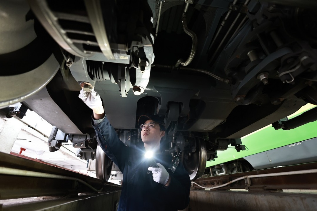 China Railway Chengdu conducts safety check before Spring Festival travels