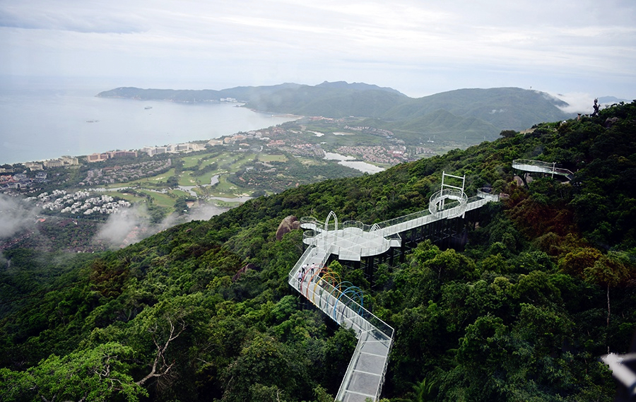 Hainan's first sea-view glass skywalk debuts in Sanya