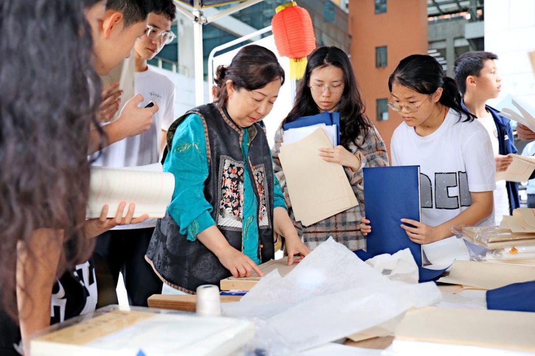 Chongqing Library expert educates students in book restoration techniques