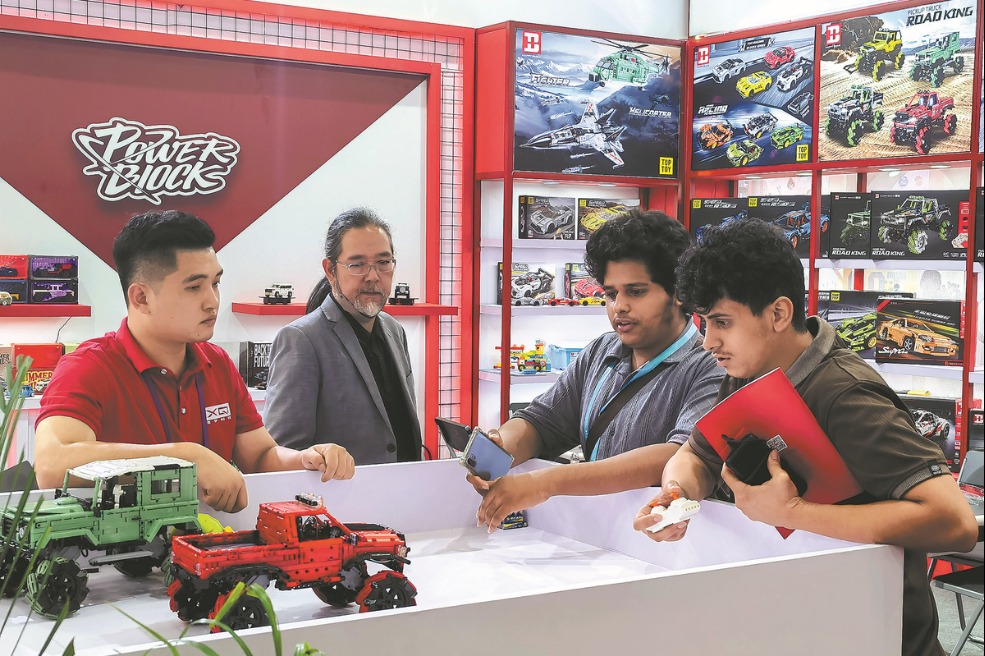 Canton Fair visitors surge 25%, export orders leap