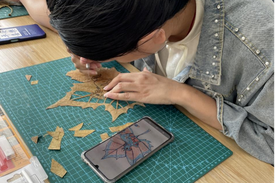 Leaf carving class draws enthusiastic crowd in Shandong