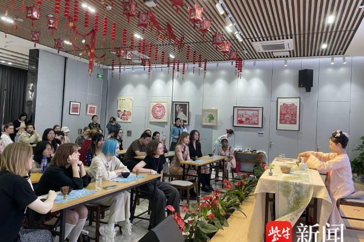 International students experience Song Dynasty tea ceremony in Zhenjiang