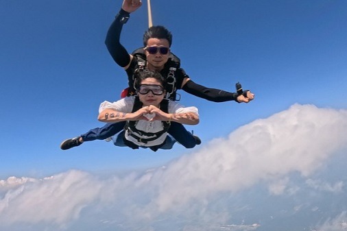 Skydiving wedding in Hangzhou elevates romance