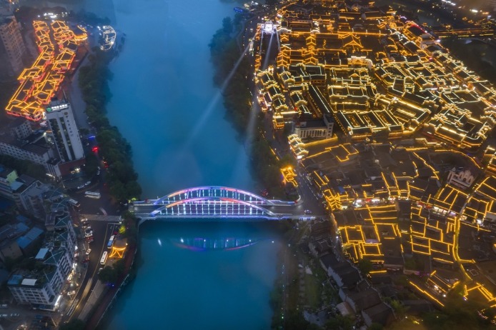 Enchanting night view of Zhongnanmen Ancient City