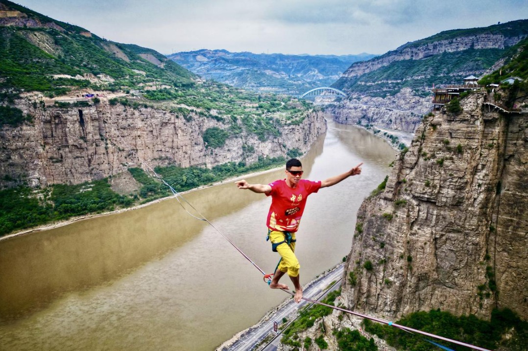 Slackline athlete sets new Asian record