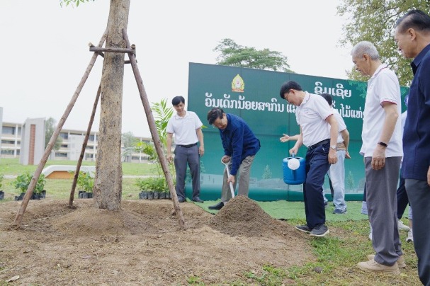 Lao president hails China-Laos railway cooperation