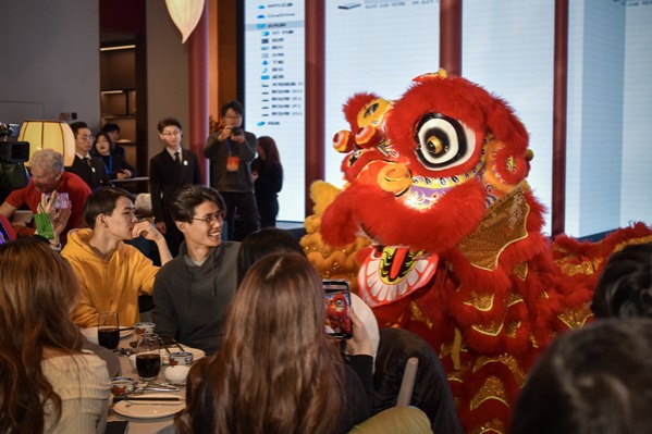 Foreign troupes take part in Shanxi festivities