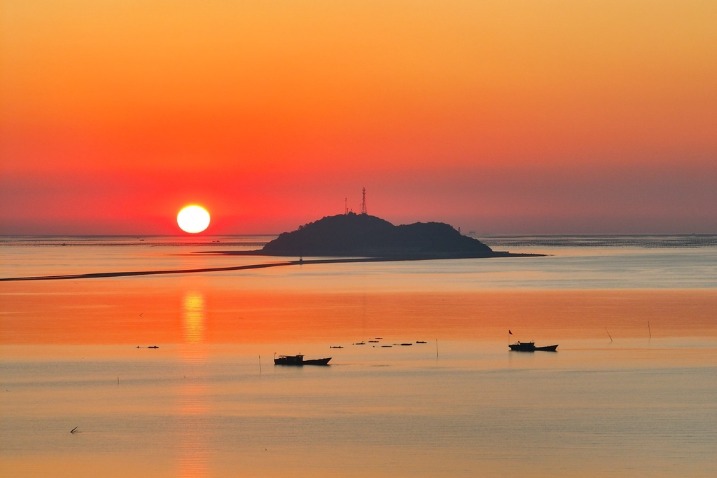 Breathtaking sunrise on Jiangsu’s island