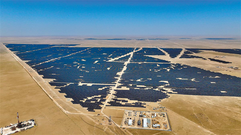 Solar power project soaks up sunrays in Inner Mongolia