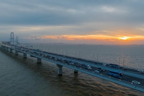 Shenzhen-Zhongshan cross-sea passage handles 300,500 vehicles 72 hrs after opening