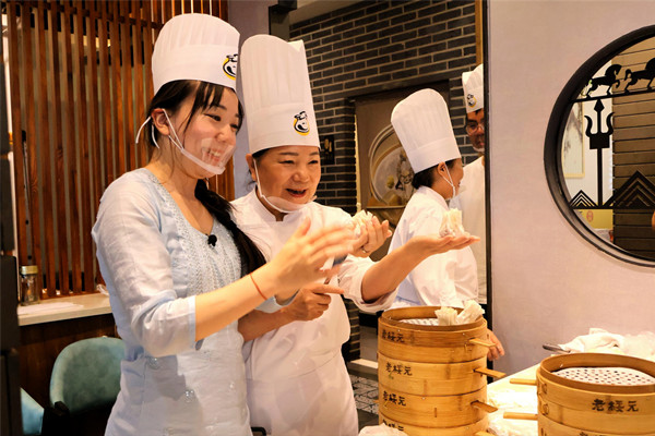 Intl friends try out local delicacies in Hohhot 