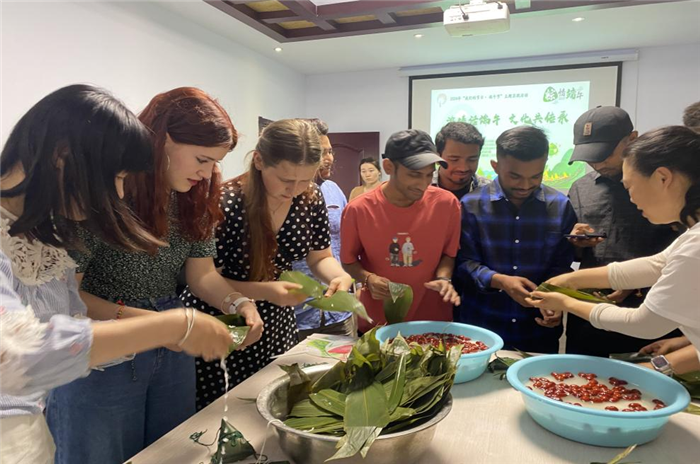 Intl students from Zibo show passion for Chinese traditional culture