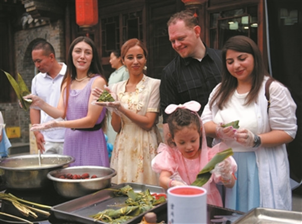 Intl friends celebrate Dragon Boat Festival in Datong city