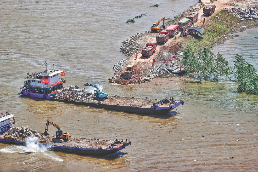 Dike breach in Hunan expected to be sealed by Tuesday