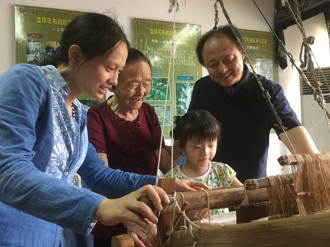 Traditional textile craftsmanship passed down for four generations in Nantong