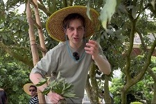 Italian influencer explores lychee paradise Maoming