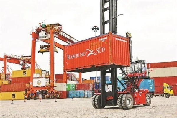 World's 1st remotely-controlled electric empty container handler deployed in Xiamen FTZ