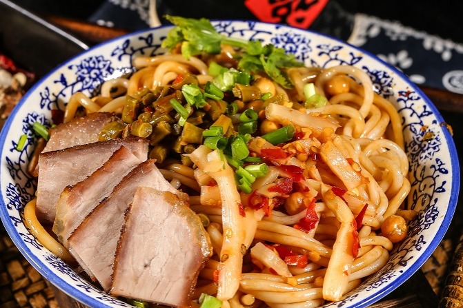 Guilin rice noodles hit on streets of Paris