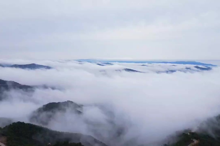 Enchanting sea of clouds pictured at Mengshan Mountain in Pingyao, Shanxi