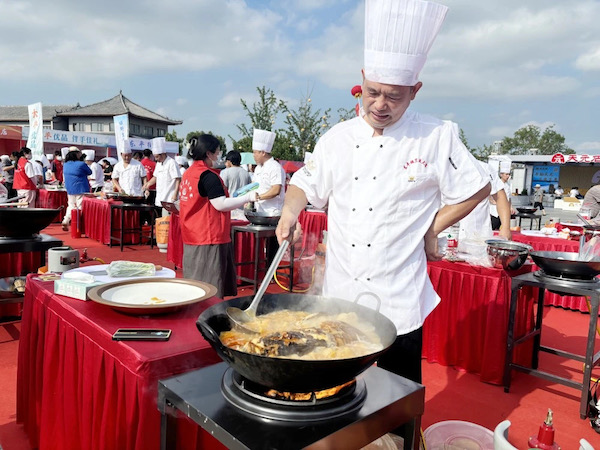 Fish culinary competition kicks off in Dongping